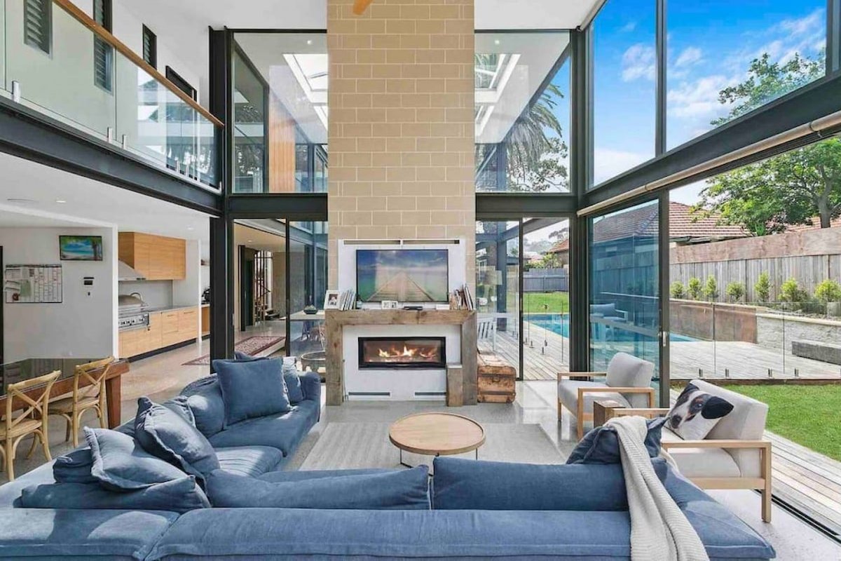 Coogee Coastal Retreat: 5BR Designer Haven gallery image 3