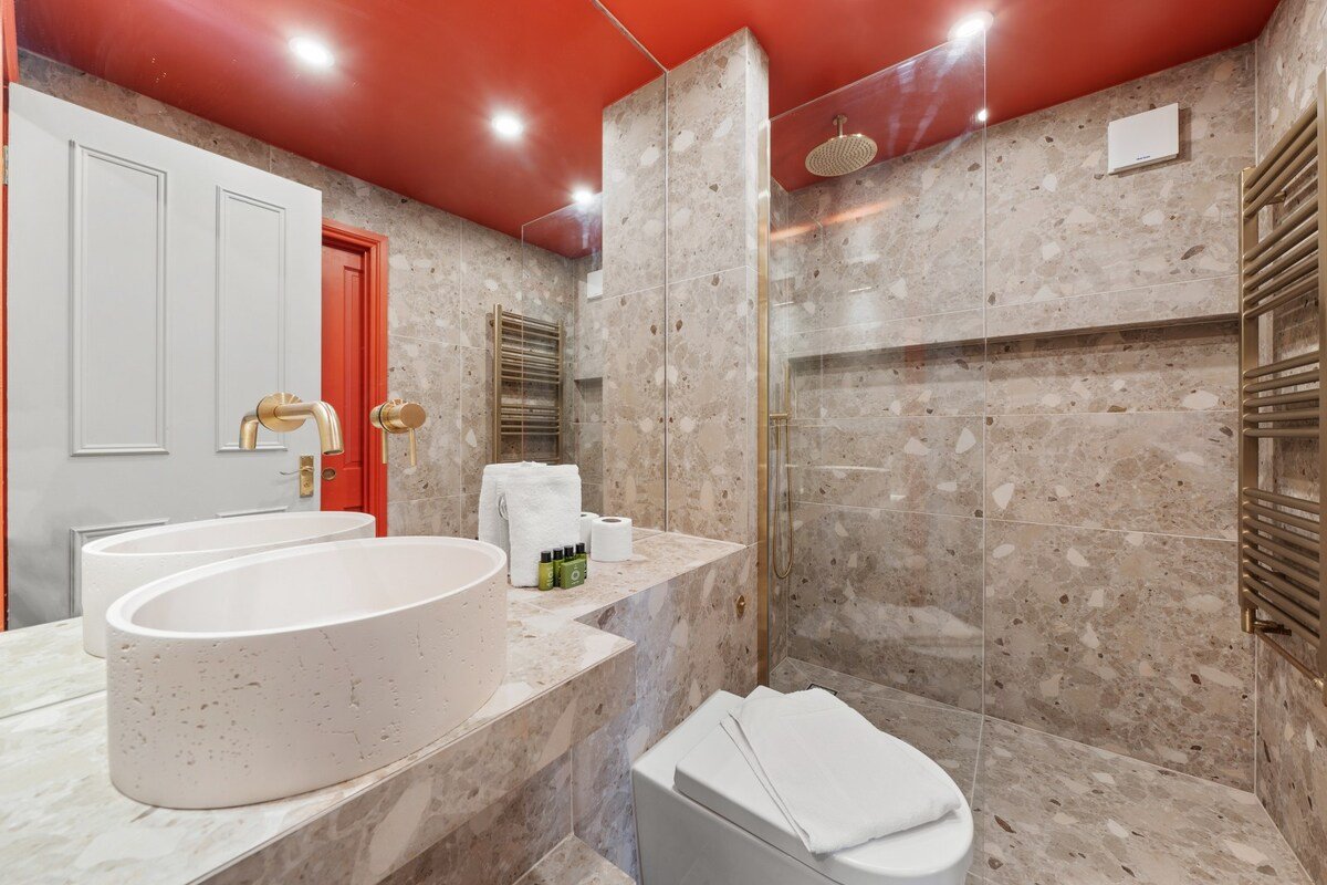 Modern 3-floor open plan townhouse with patio gallery image 4