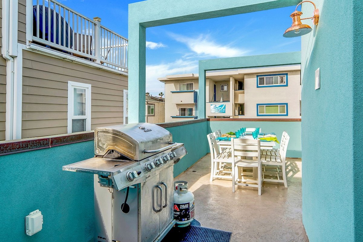 Stylish 2-Story 3BR Beach Condo with Rooftop Deck! gallery image 5