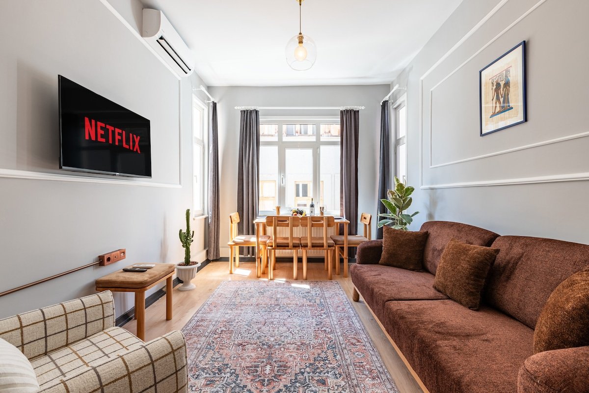 Spacious 2BR Apt w/ Stunning Views, Terrace, AC gallery image 2