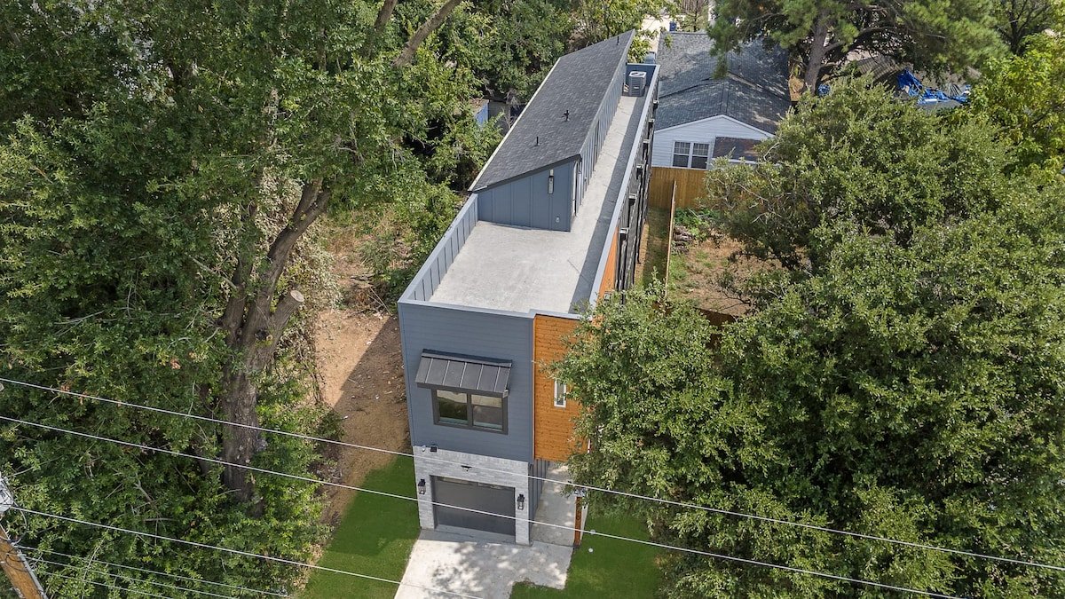 Stunning Rooftop Oasis gallery image 2