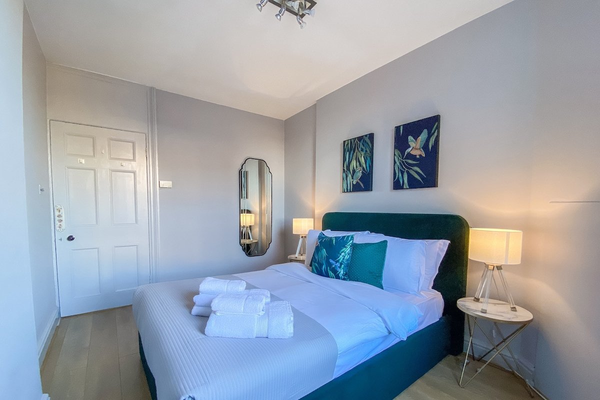 Stylish 2 bed apartment in superb location gallery image 5