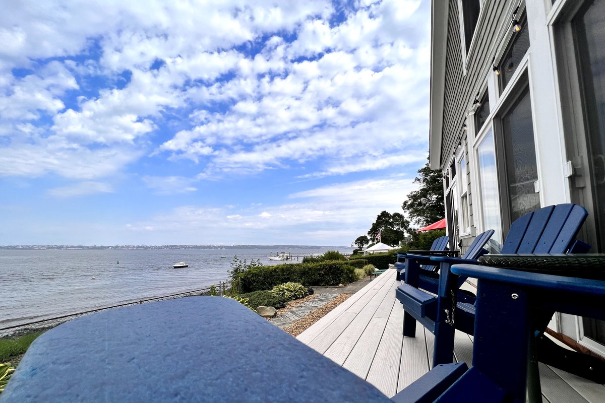 Bristol by the Bay, Waterfront Retreat, Sleeps 10!