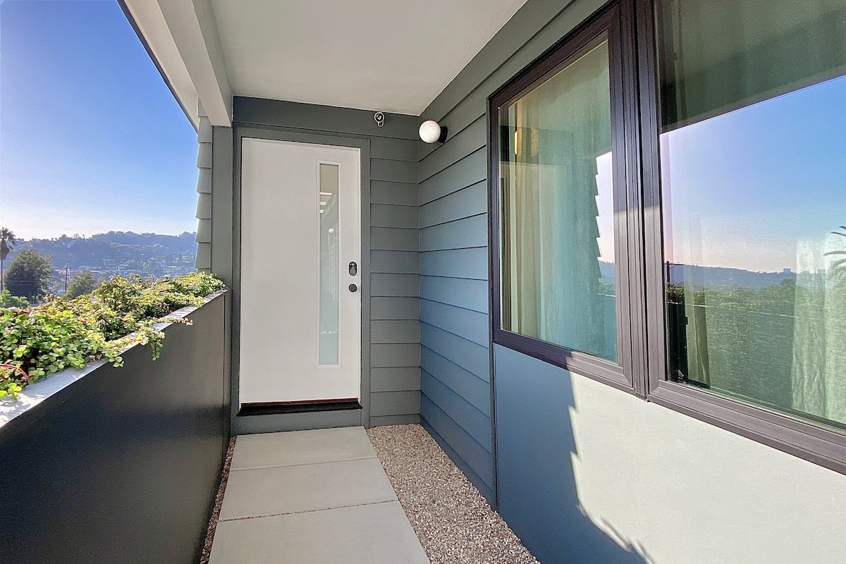 LA Hillside House dramatic views, super clean. 2BD gallery image 4