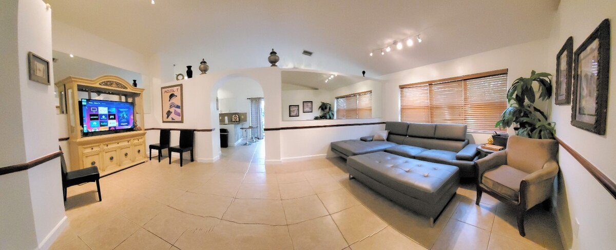 HUGE Private Home Sleeps 22+, & FREE Rental Cars! gallery image 3