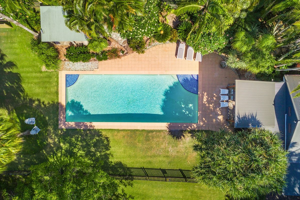 me and john. 5 bedrooms with pool and spa gallery image 3