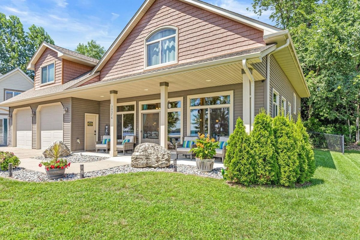 Lakefront Retreat|4BR|Game Room|Sleeps 11 gallery image 3