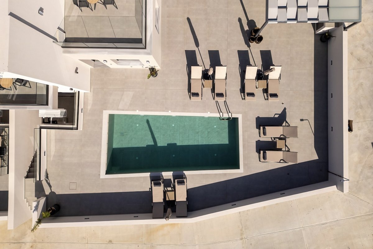 Villa Solaire – With 2 Private Pools & Sauna gallery image 4