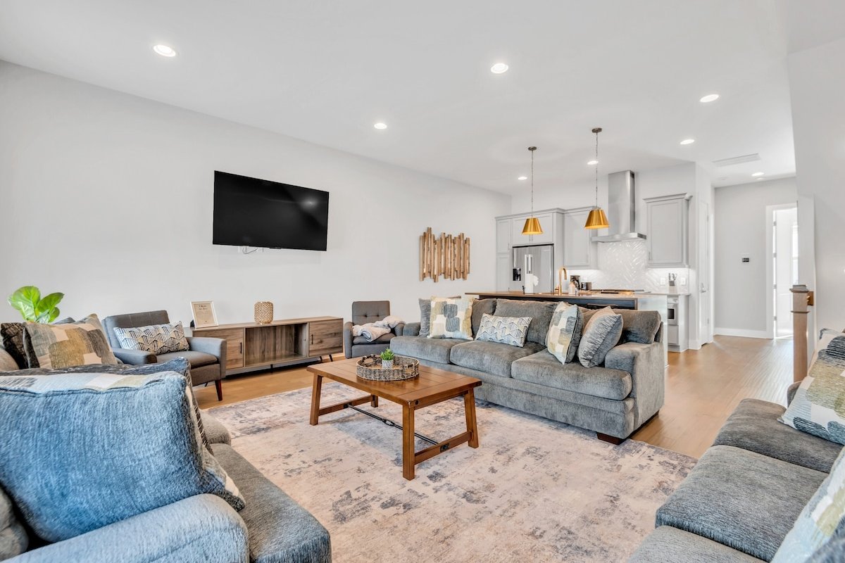 2 Massive Nashville Homes – Stunning Downtown View gallery image 3