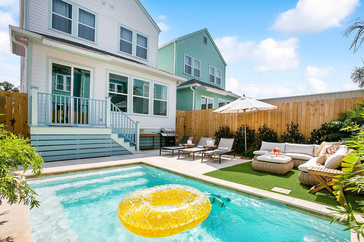 Trendy Oasis with Heated Pool, Grill – Near FQ