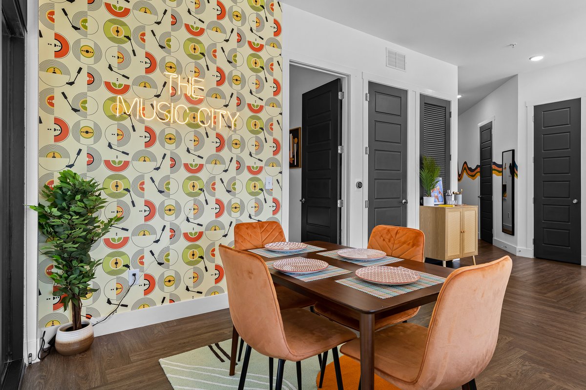 Patio – Pool – 5 min Walk to Broadway