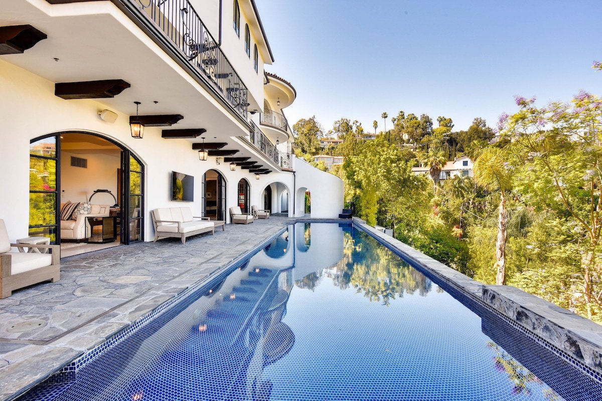 Luxury Modern Hollywood Hills Villa gallery image 4