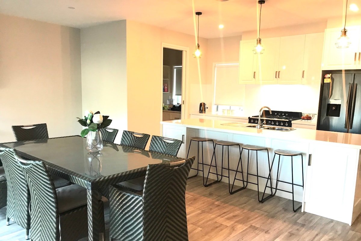 Heart of Torquay , 2 blocks from beach, Sleeps 11 gallery image 3