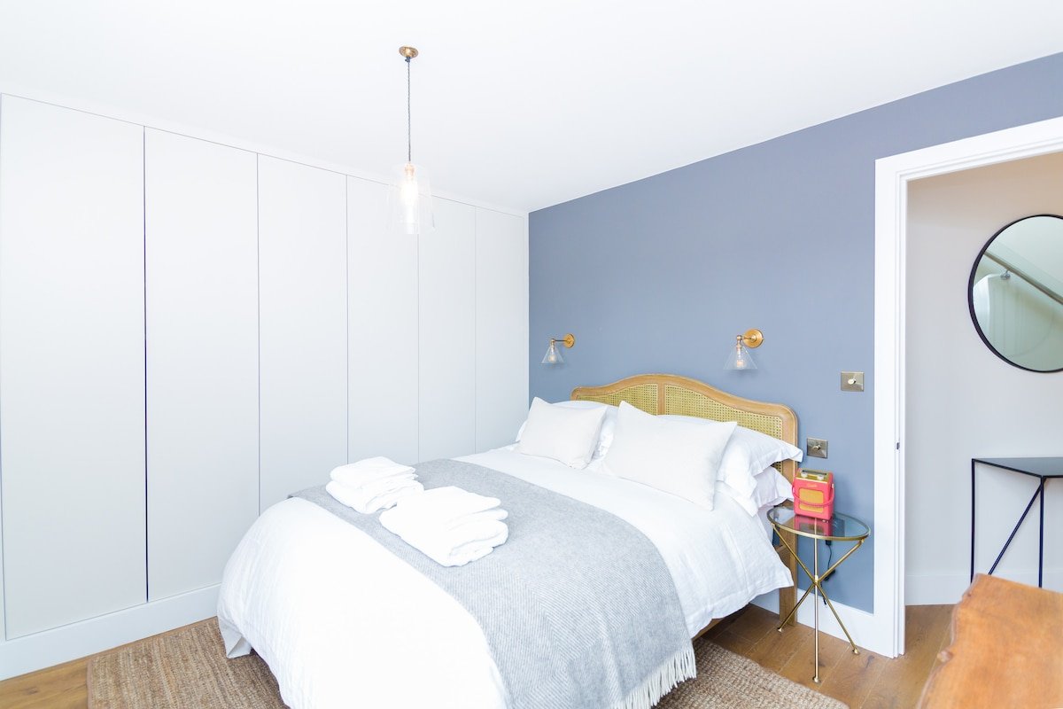 Stunning Design Two bedroom Duplex Apt – 2 baths gallery image 5