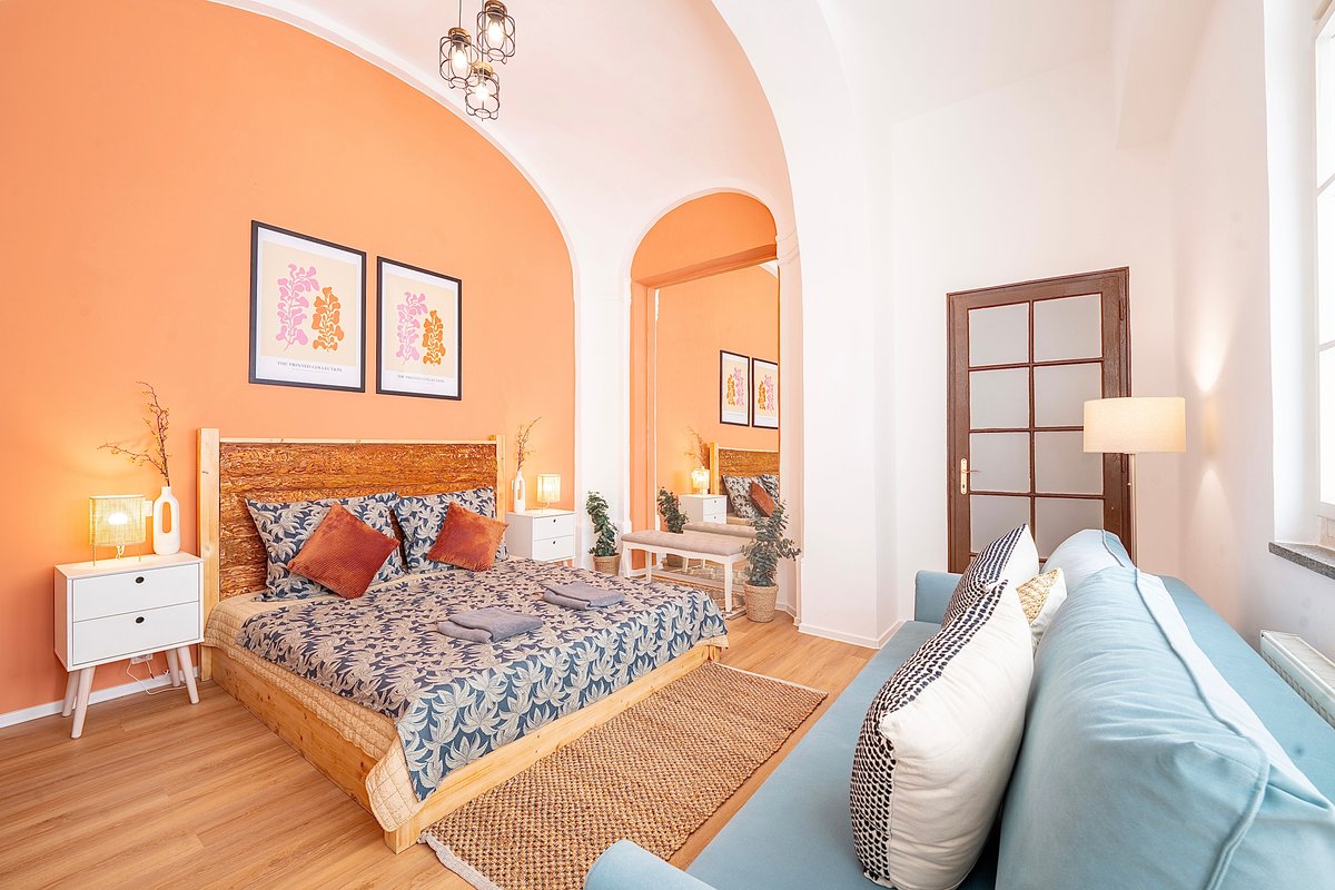 3BR + 2 BATH + PATIO – 100m to Old Town Square