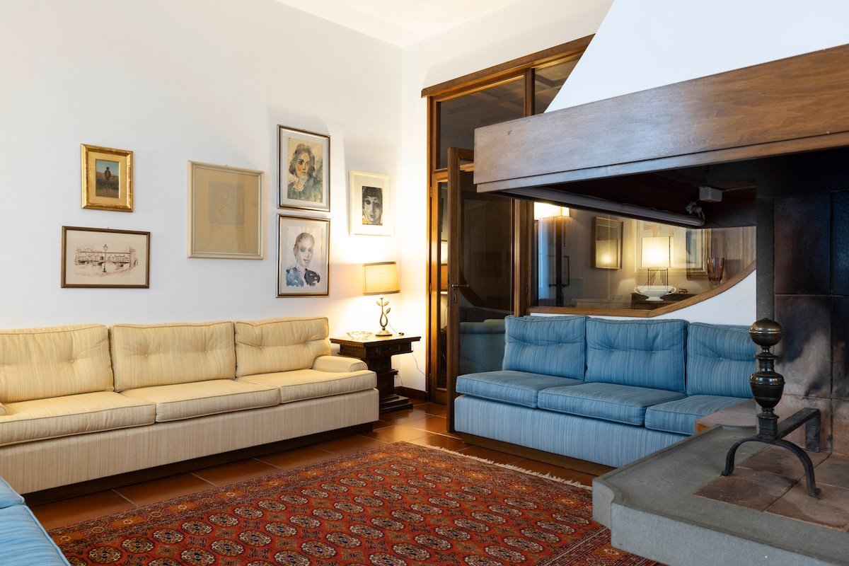 Palazzo Cecchi Florentine Apartment gallery image 2