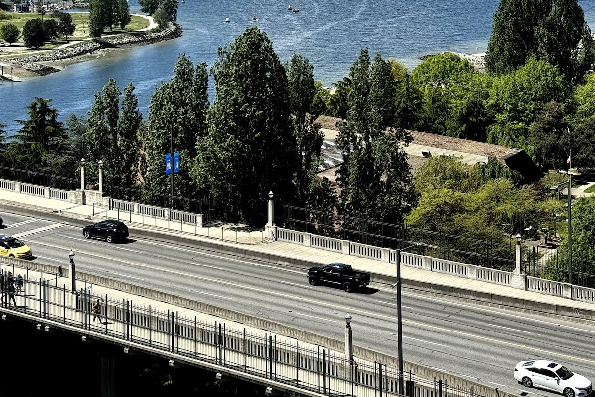 Stunning ocean (sound of waves) gallery image 2