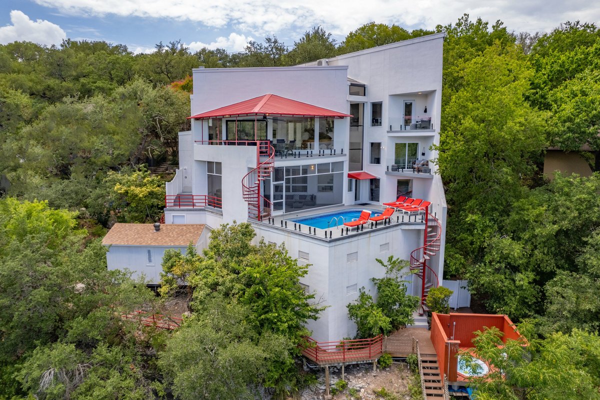 Lake Bluff House 6 Hole Mini Golf and Waterfall