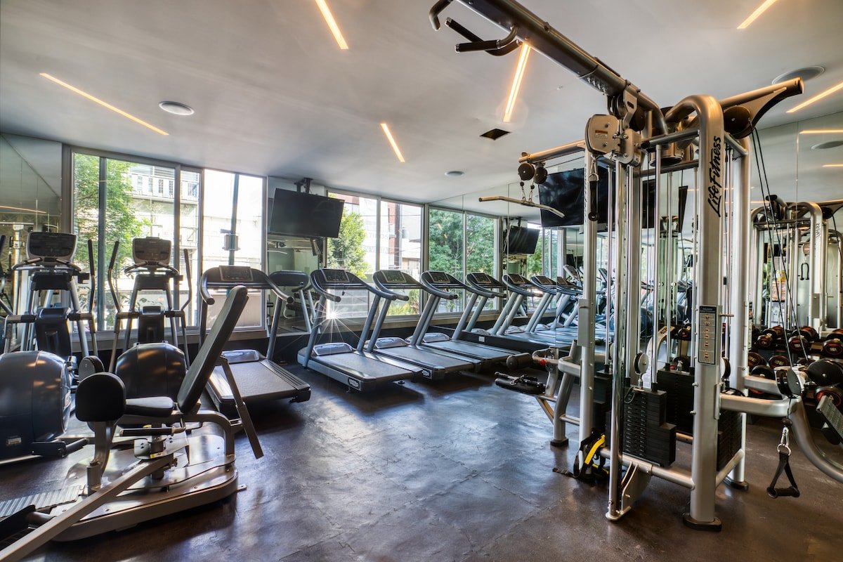 Cool Balcony Apt | GYM+Rooftop w/BBQ Grill & Pool gallery image 3