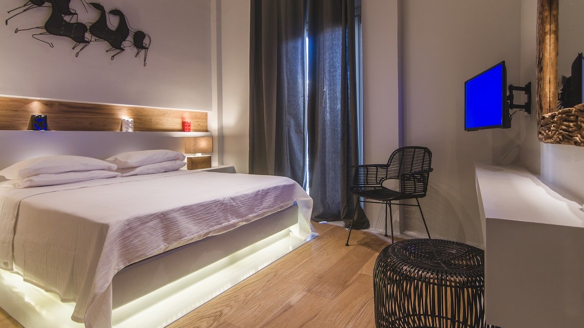 Superior – Acropolis Luxury 2-Bdr Suite gallery image 3