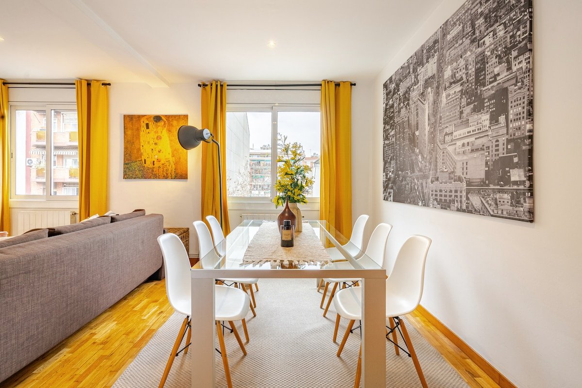 Bright, Spacious, and Modern Eixample Flat gallery image 2