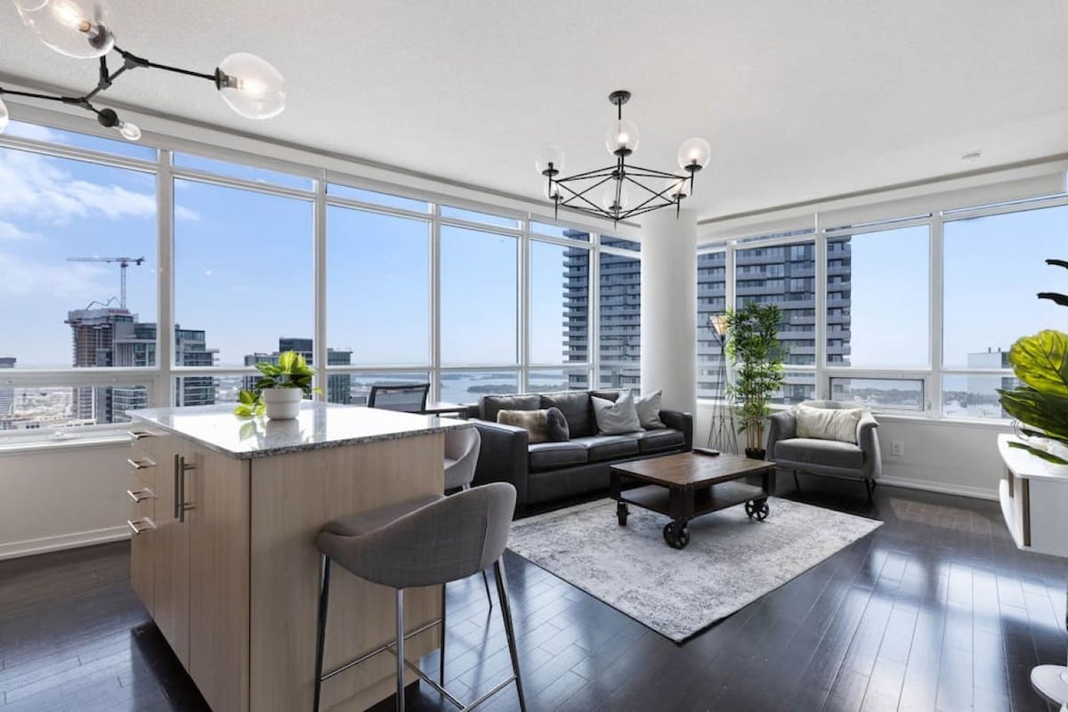 Skyline Waterfront 2BR + 2BA w/ Parking near MTCC gallery image 2