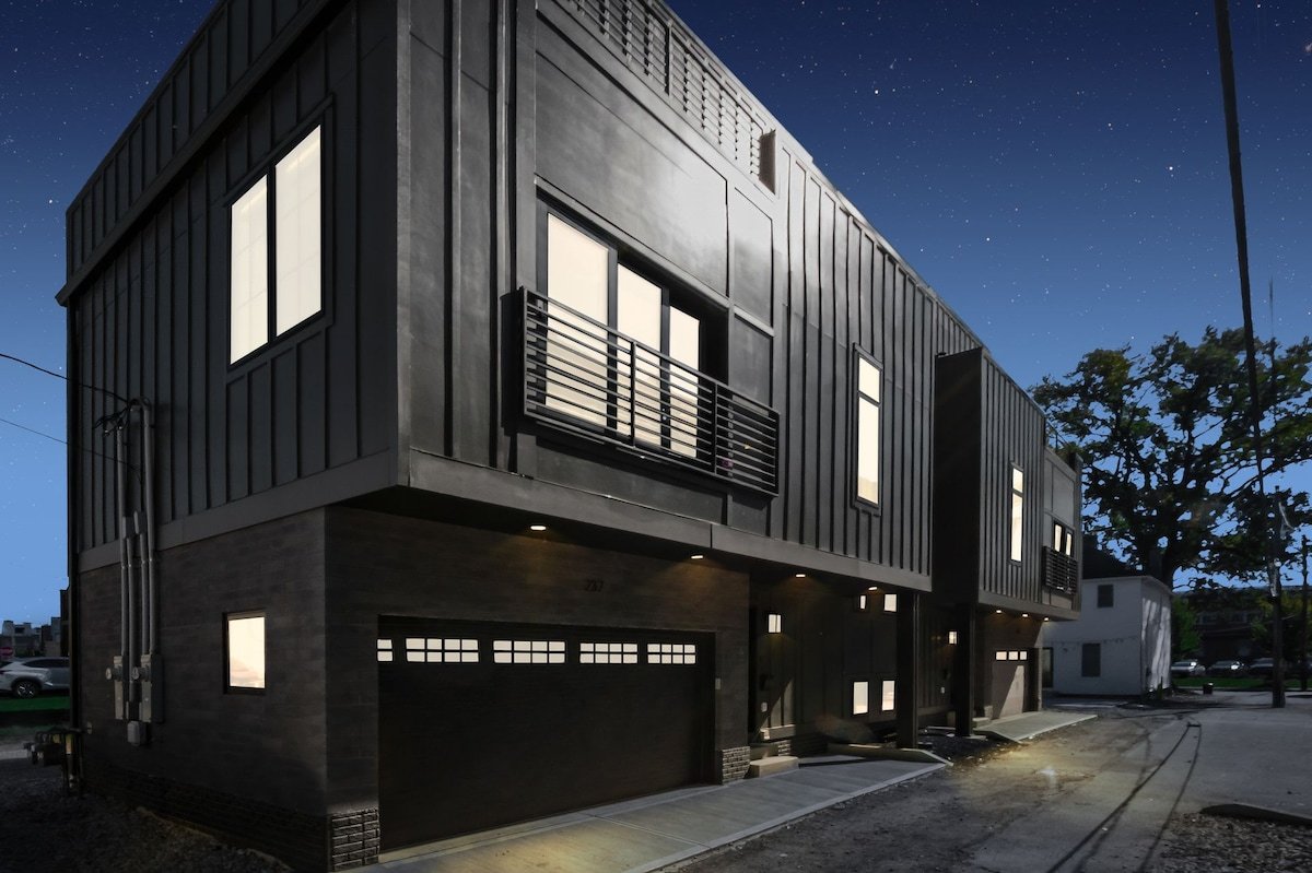 NEW Italian Village Home w/ Rooftop Deck gallery image 4