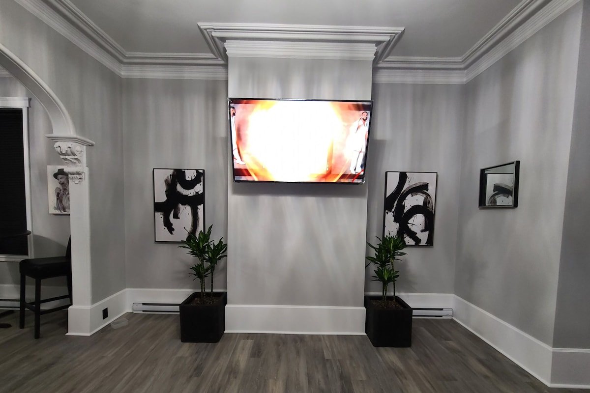 Beautifully Renovated 2 Bedroom Unit -City Central gallery image 3