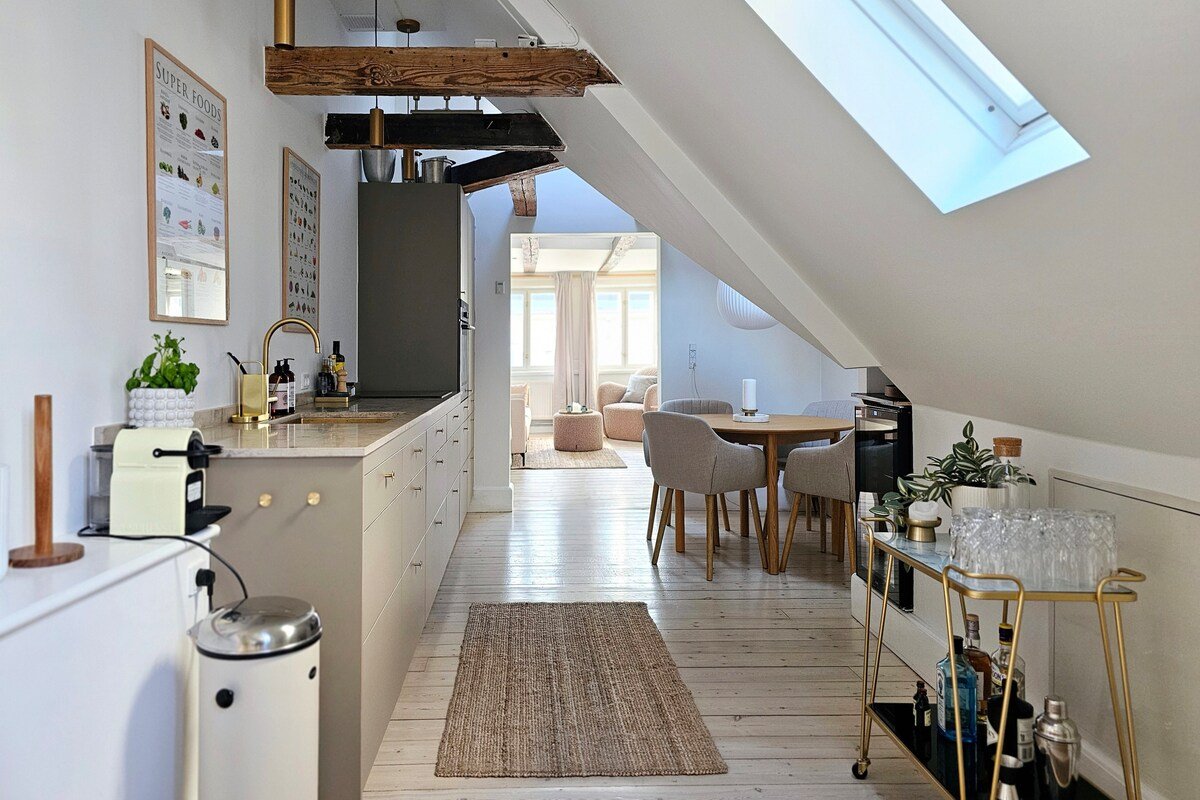 Luxury living in the City Center.!. gallery image 3