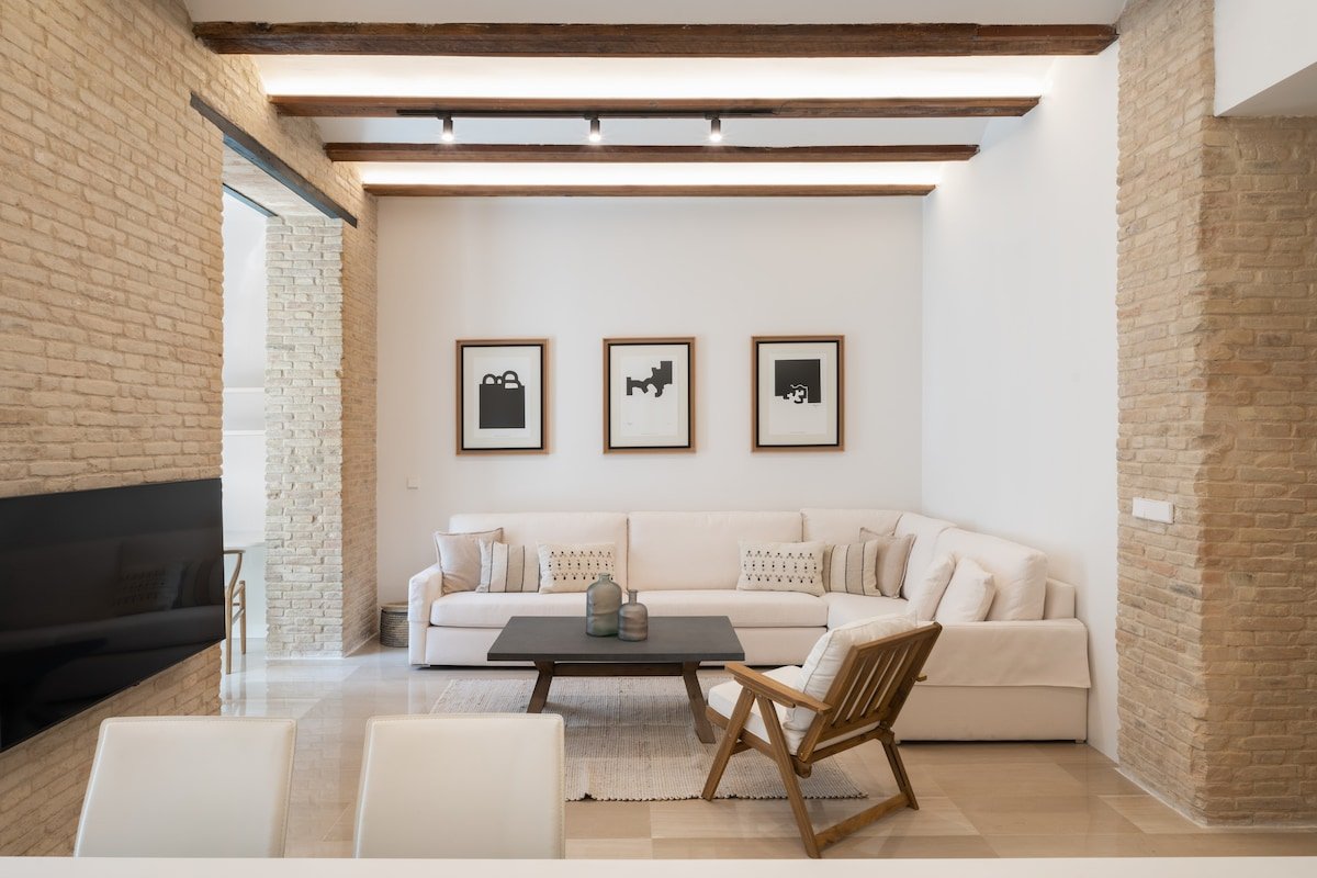 Prime location, sunny terrace 4B-4Bath gallery image 2