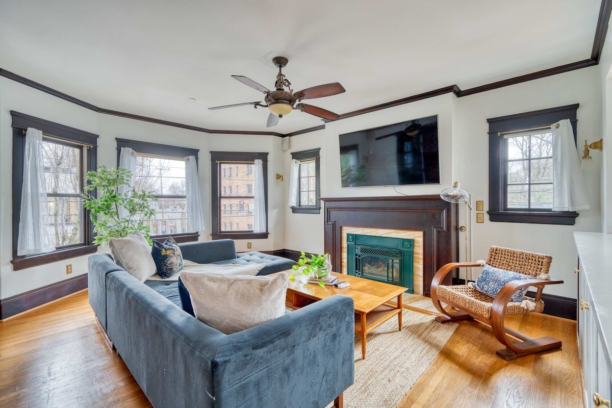 NW Portland 8BR • Perfect for Large Groups gallery image 3