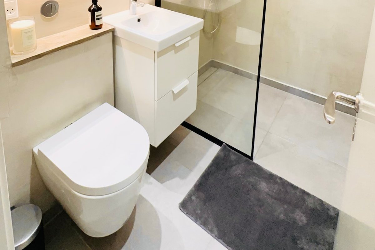 Completely renovated Apt viewing over Kings Garden gallery image 4