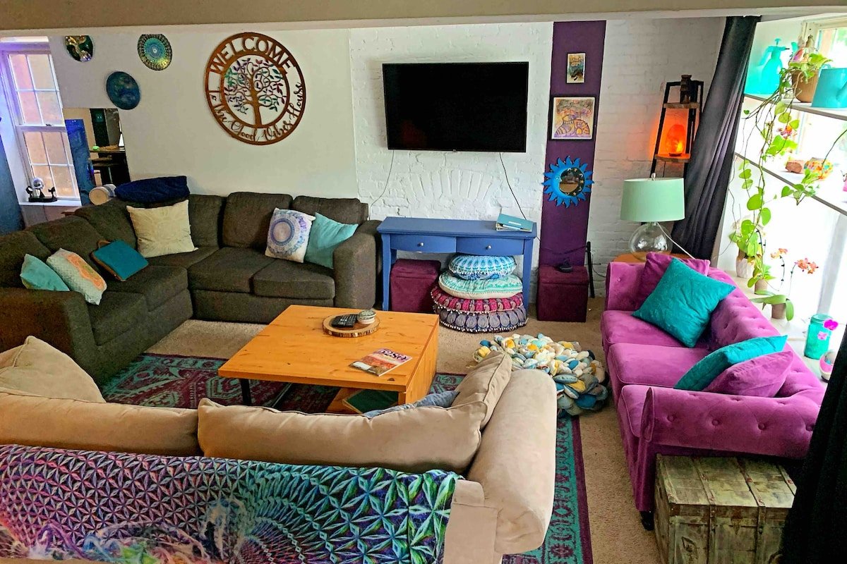 The Good Vibes House – Private shower per bedroom! gallery image 4