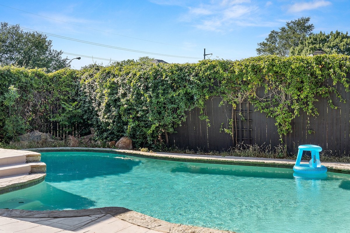 Spacious Home with Heated Pool & Billiard sleep 18 gallery image 5