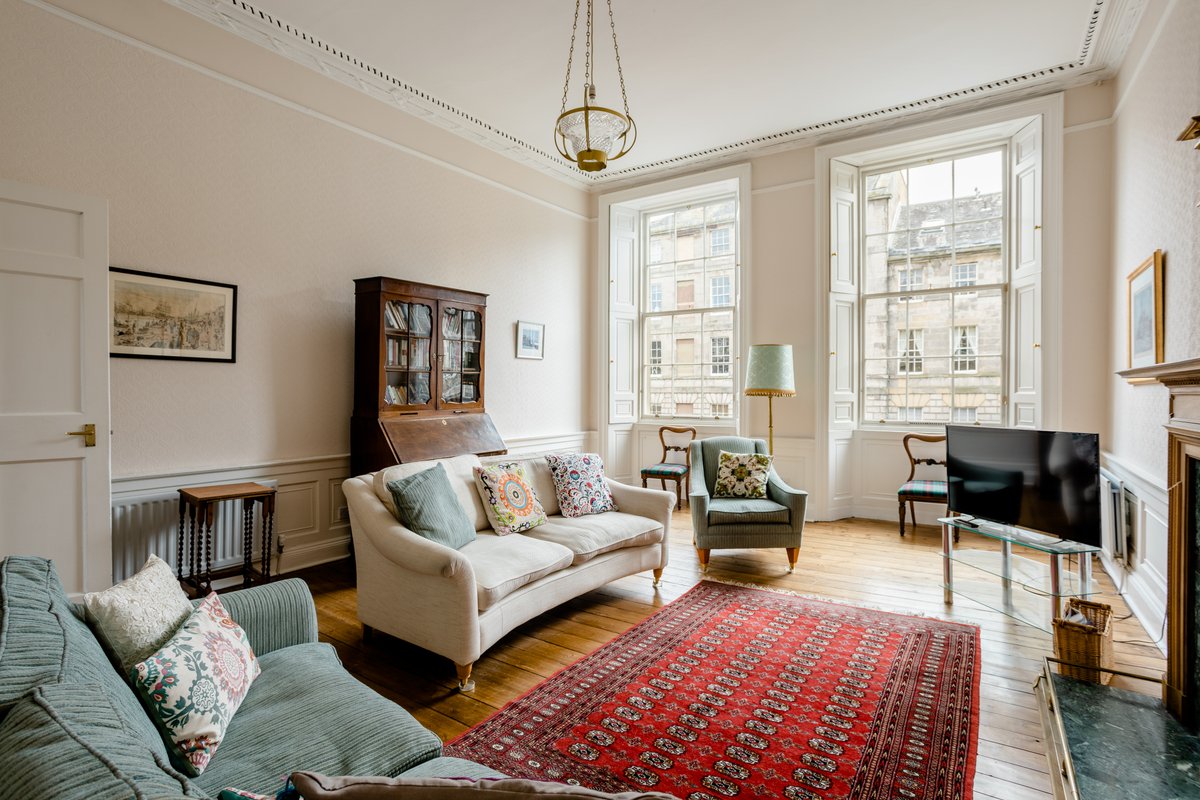 Spacious Georgian New Town flat c/w parking