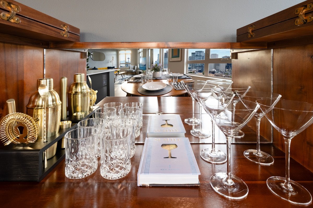 Luxe Space Needle View Suite | Rooftop | Parking gallery image 3