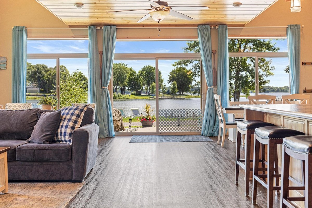 Lakefront Retreat|4BR|Game Room|Sleeps 11 gallery image 4