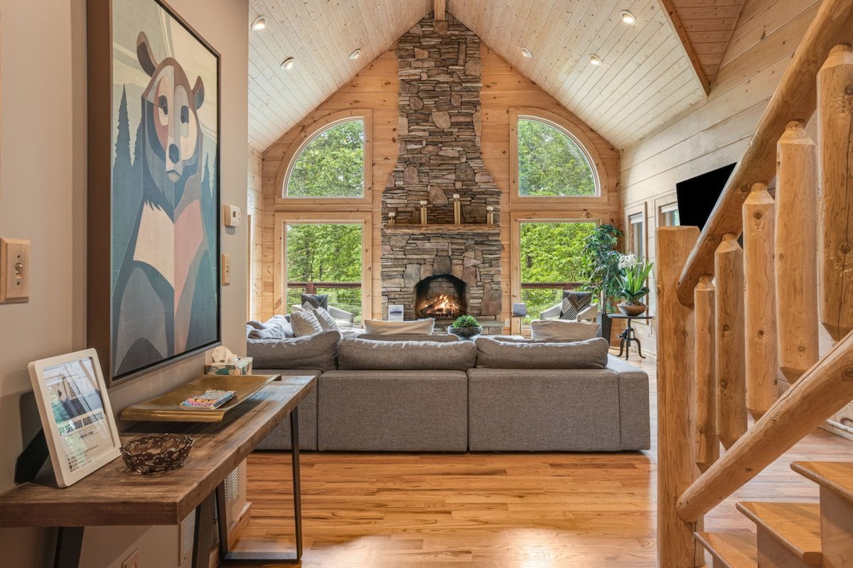 CozyEscape: Hot Tub,Fireplace, Firepit, Sleeps 14! gallery image 3