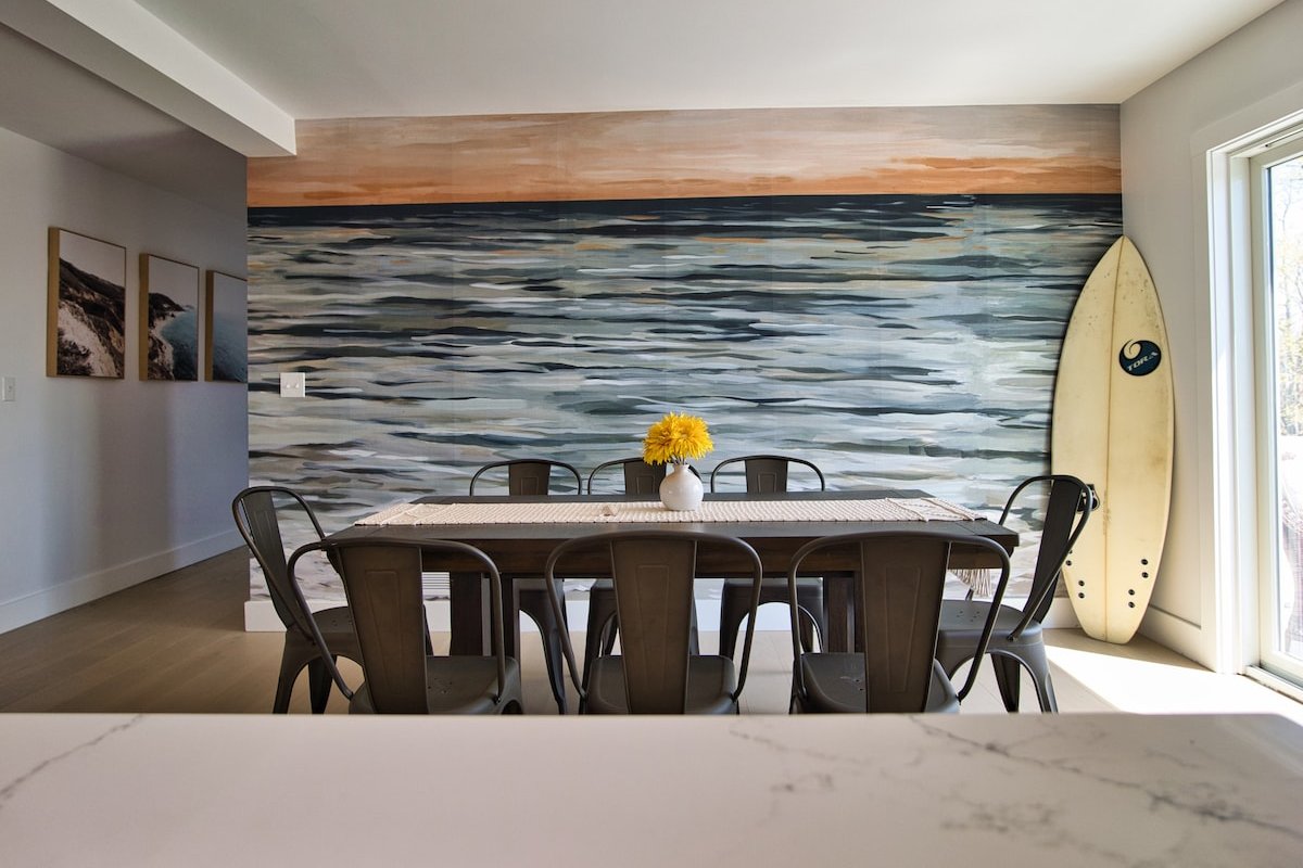 Spacious home located 1 mile from Newport Beaches gallery image 4