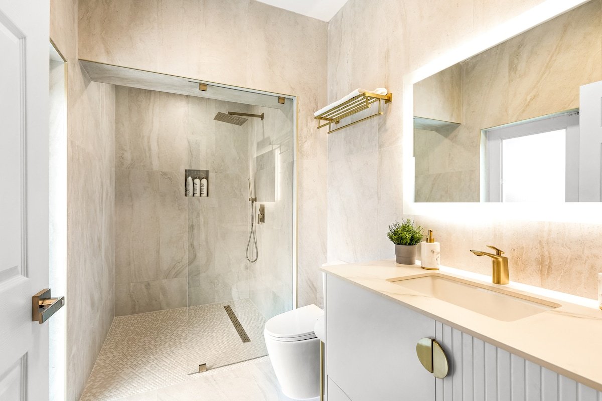 Spacious 5.5 BR Renovated Villa | Pool and Tiki gallery image 4