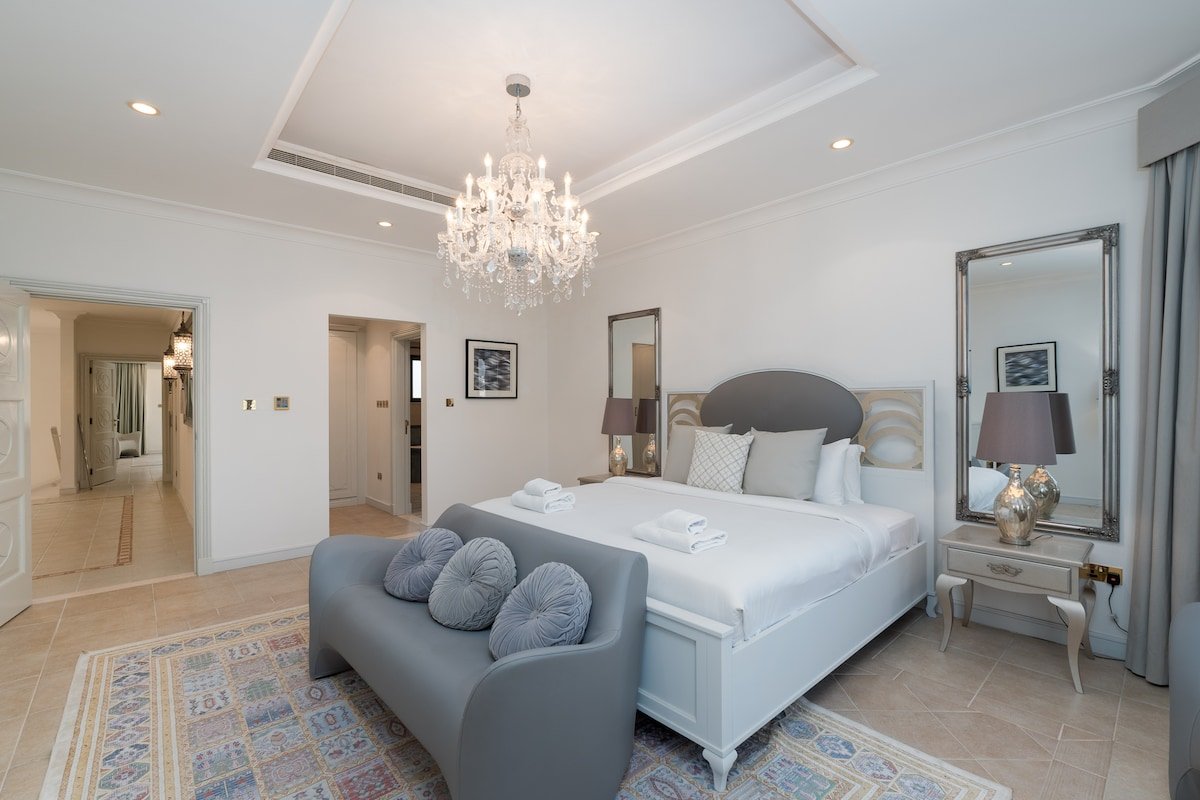 Exclusive 5BR Palm Villa w/ Private Pool and Beach gallery image 3