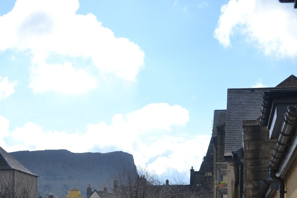 Next to the Palace and Royal Mile with parking gallery image 3