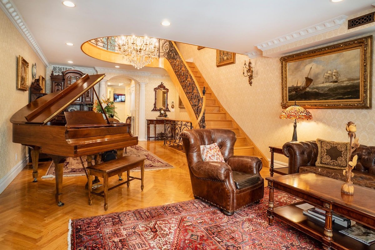 Gorgeous Triplex w/ Roof Deck – Luxury 5 Star Stay gallery image 3