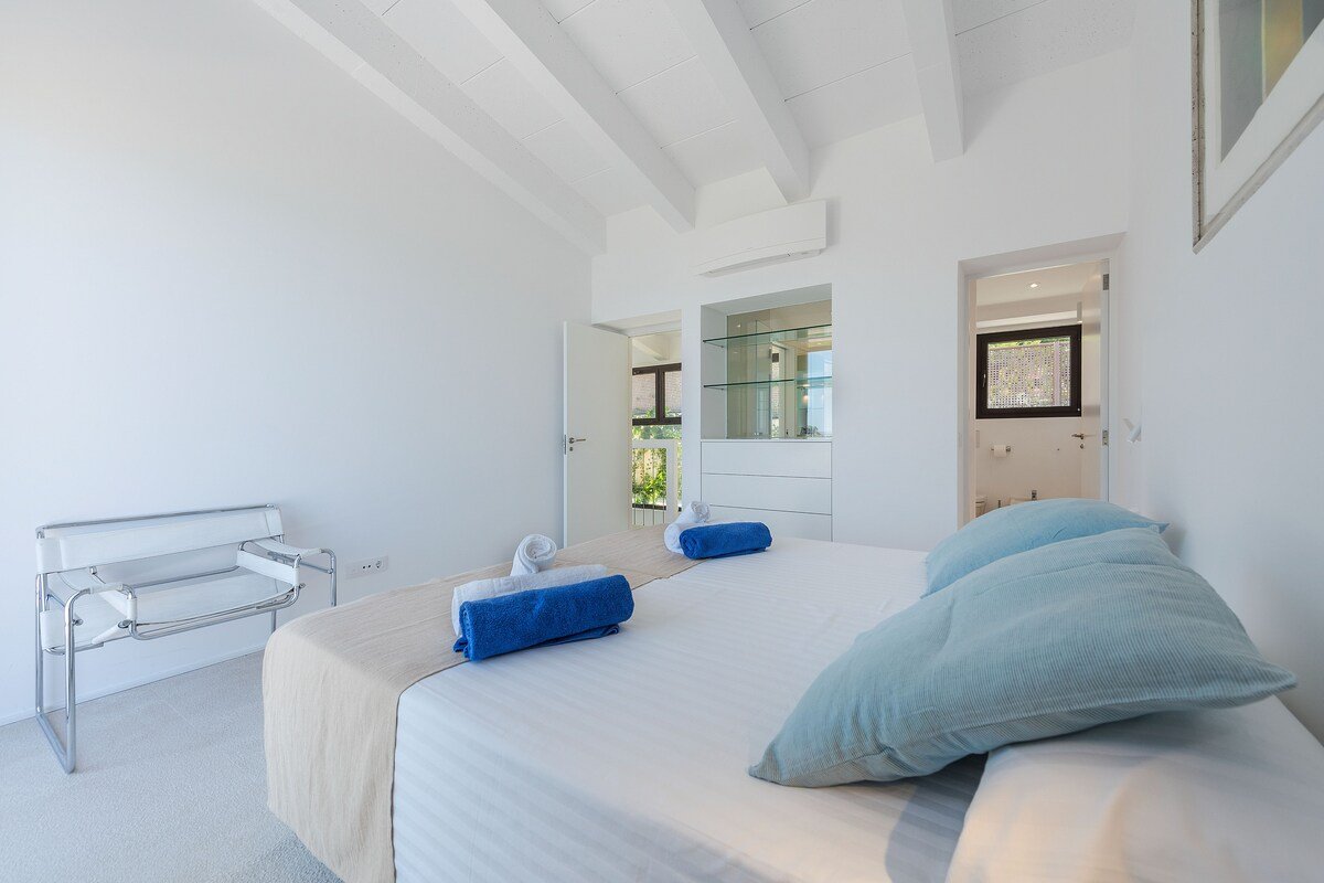 Villa Seablue – gorgeous sea view front line gallery image 5