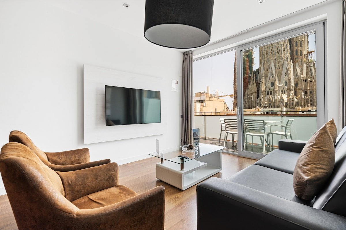 Stunning 4-bedroom apt with Sagrada Familia views gallery image 2