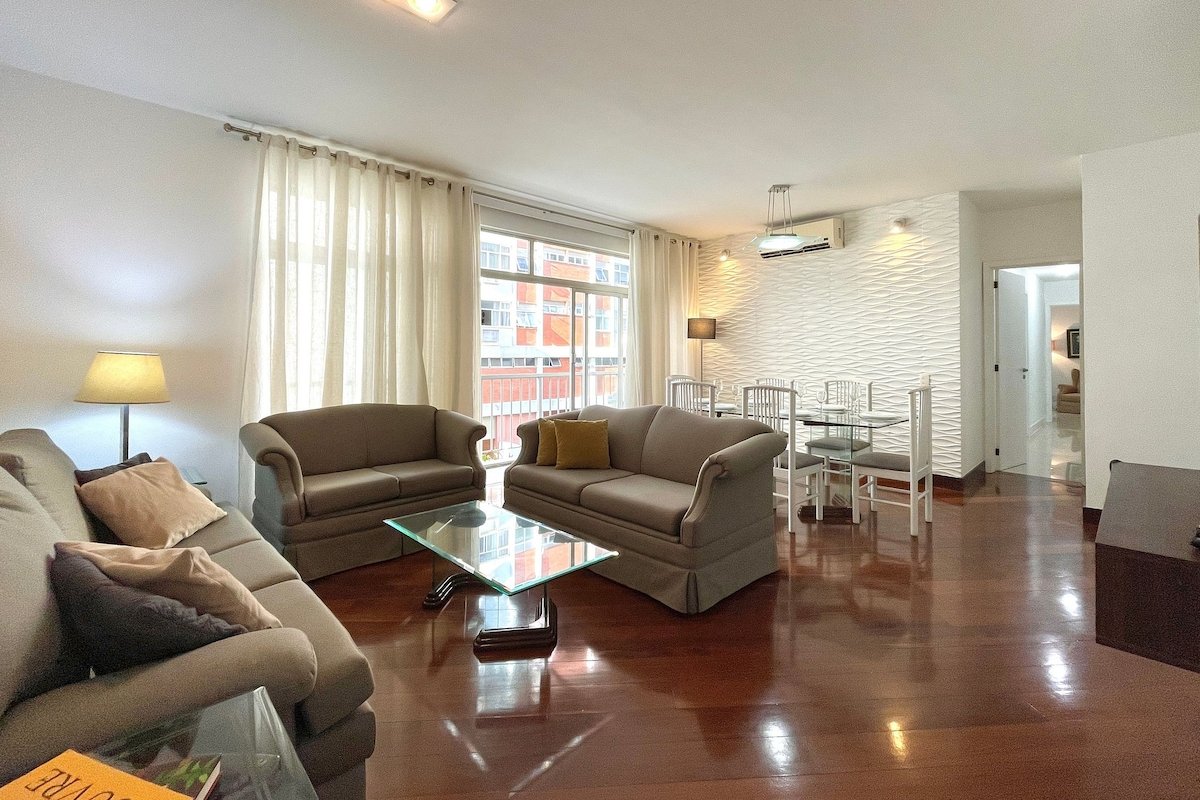 Spacious and close to Leblon beach! gallery image 3