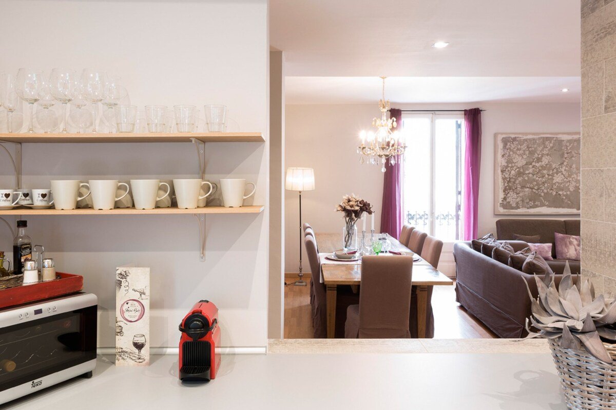 Baroque – Spacious and bright apartment gallery image 3