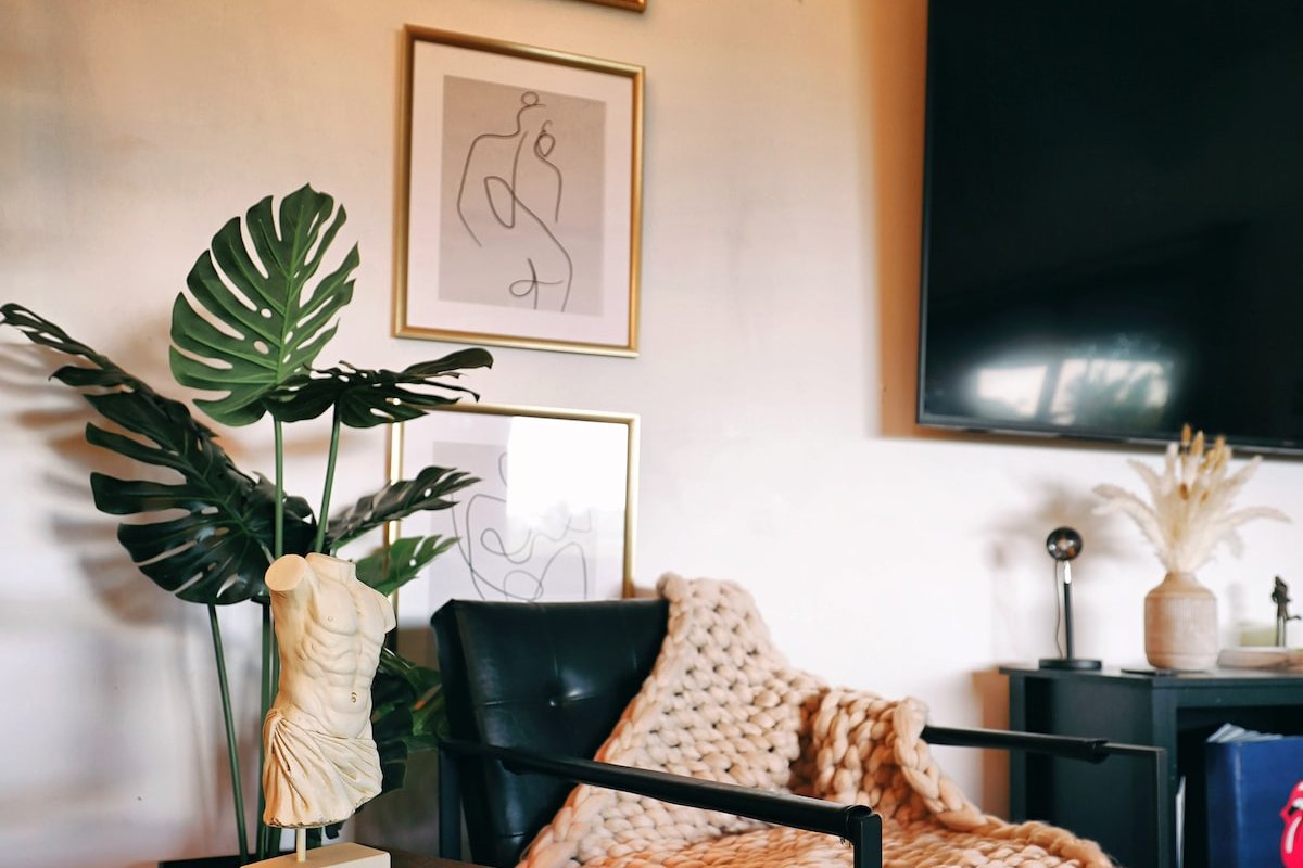 Family Home, Center of North Shore, – Ocean Views! gallery image 4