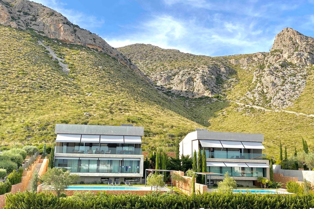 Modern Luxury Villa with Stunning Views gallery image 3