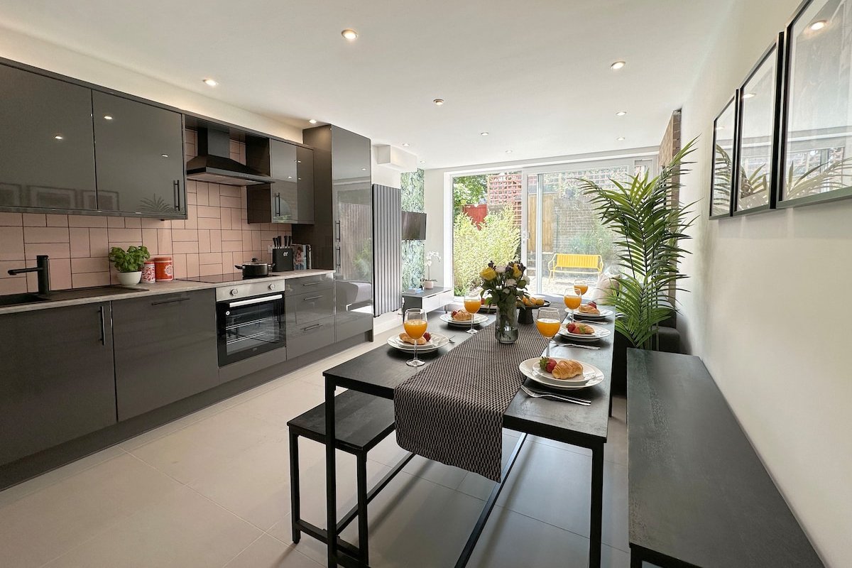 Modern 5-BR Featuring Private En Suites and TVs gallery image 4